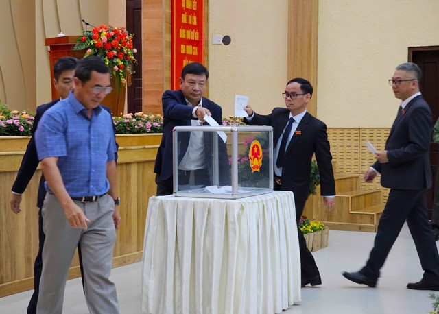 Các đại biểu HĐND tỉnh bỏ phiếu bầu Chủ tịch UBND tỉnh Lâm Đồng. Các đại biểu HĐND tỉnh bỏ phiếu bầu Chủ tịch UBND tỉnh Lâm Đồng.