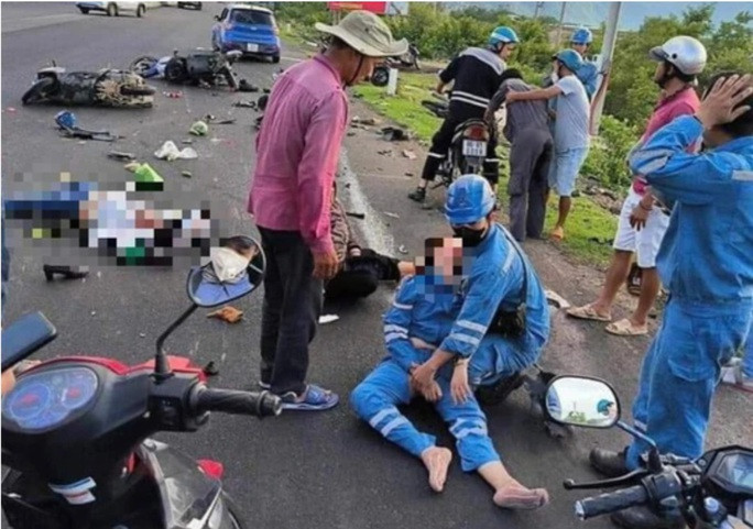 Khởi tố 2 cha con trong vụ lái ô tô 16 tuổi tông hàng loạt xe máy chờ đèn đỏ - Ảnh 1. Hiện trường vụ tai nạn