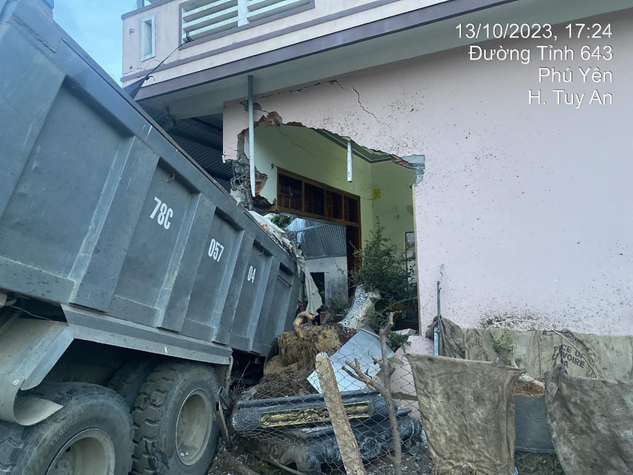 Hiện trường, xe tải tông thủng 1 mảng tường ngôi nhà Hiện trường, xe tải tông thủng 1 mảng tường ngôi nhà
