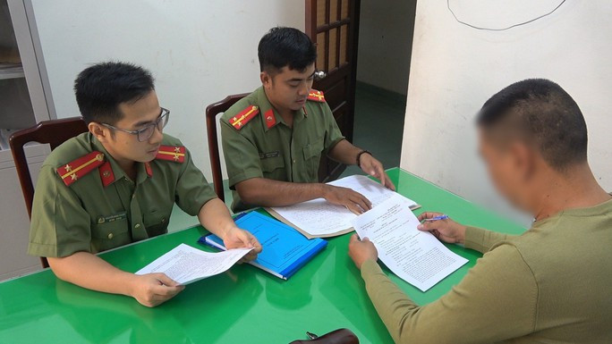 Lên Facebook xúc phạm CSGT vì cha bị xử lý nồng độ cồn - Ảnh 1. Công an làm việc với anh H.