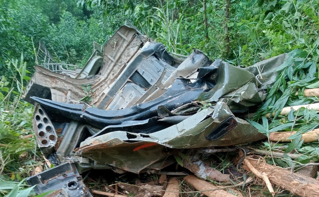 Xe tải chở gỗ keo lao xuống vực sâu 100 m, tài xế tử vong tại chỗ - Ảnh 1. Ca bin xe tải chở gỗ keo bị bẹp dúm sau khi xe rơi xuống vực sâu. Ảnh: C.T.V.