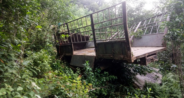 Xe tải chở gỗ keo lao xuống vực sâu 100 m, tài xế tử vong tại chỗ - Ảnh 4. Thùng xe và ca bin tách rời nhau. Ảnh: C.T.V.