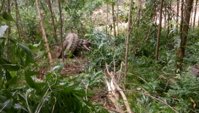 Xe tải chở gỗ keo lao xuống vực sâu 100 m, tài xế tử vong tại chỗ - Ảnh 3. Bánh xe và trục bị rơi ra khỏi xe tải. Ảnh: C.T.V.