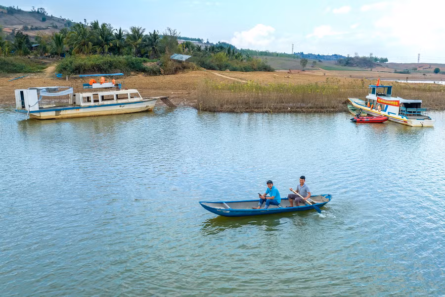 Trải nghiệm chèo thuyền composite có kiểu dáng giống thuyền độc mộc do anh Nhân làm ra. Ảnh: N.B