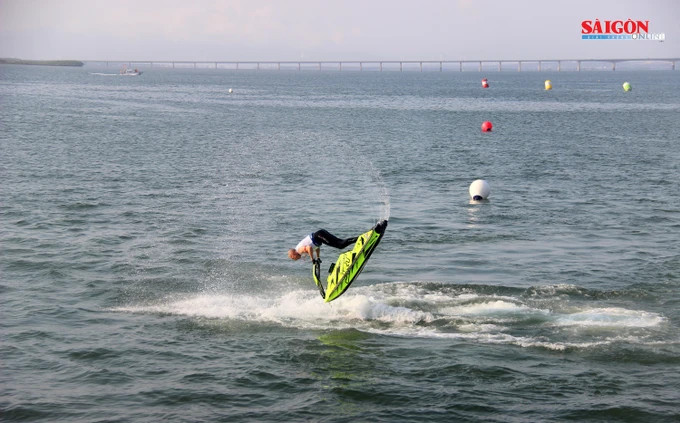 Sau "vũ điệu chiến thắng", Roberto Mariani đã lượn nhiều vòng trước khán đài để cảm ơn và tạm biệt các khán giả ở Việt Nam Sau "vũ điệu chiến thắng", Roberto Mariani đã lượn nhiều vòng trước khán đài để cảm ơn và tạm biệt các khán giả ở Việt Nam