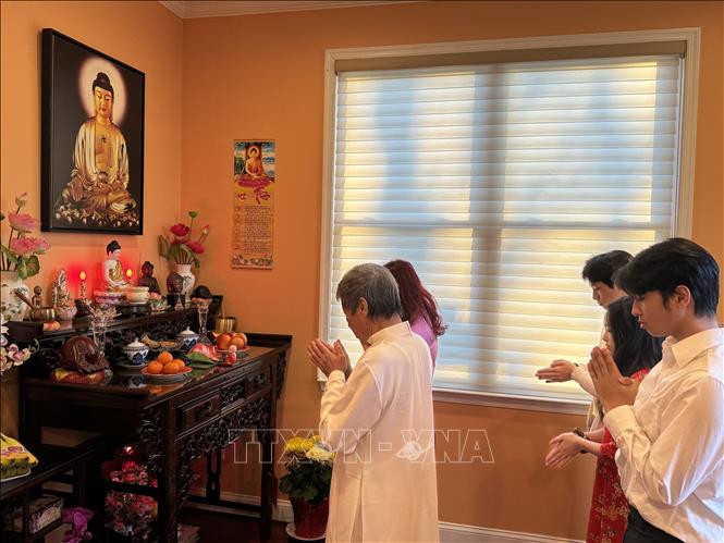 Cả gia đình chị Thảo thắp hương cúng lễ tổ tiên trong ngày Tết. Cả gia đình chị Thảo thắp hương cúng lễ tổ tiên trong ngày Tết.