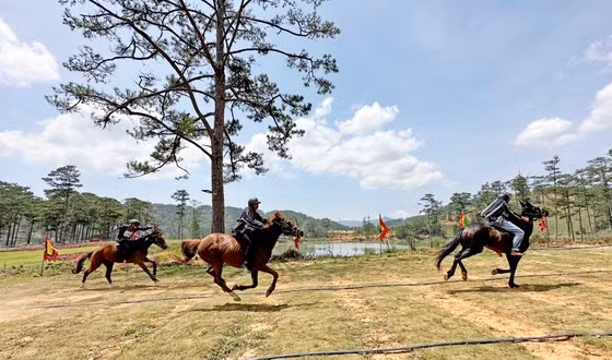 Quyết liệt tranh tài. Ảnh: ĐOÀN KIÊN
