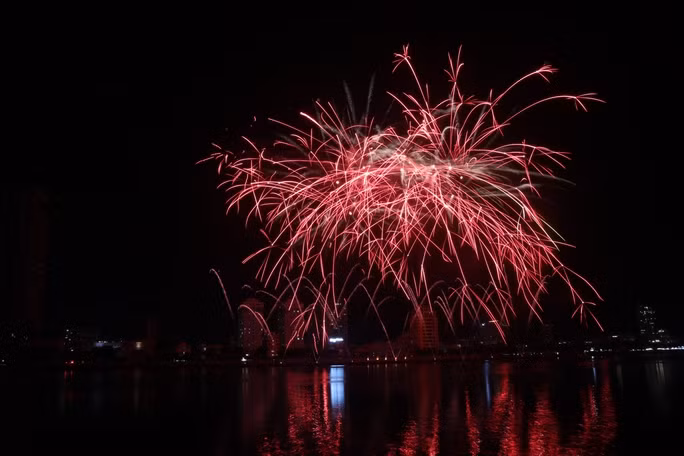 Trên nền nhạc sôi động của 14 bản nhạc hay nhất trong âm nhạc điện tử Canada, màn trình diễn có tên “Cực quang” tạo nên những dải ánh sáng khắc họa hiện tượng thiên nhiên đẹp đến gần như siêu thực