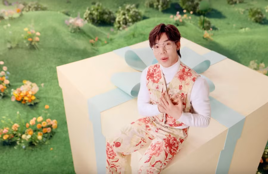 Hình ảnh trẻ trung của Erik trong MV Xoa đầu.