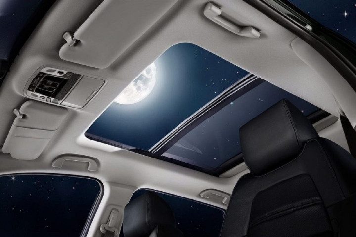 Nếu xe được trang bị cửa sổ trời, bạn có thể tận hưởng thiên nhiên một cách hoàn hảo nhất. (Ảnh minh họa)