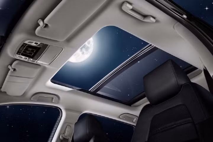 Nếu xe được trang bị cửa sổ trời, bạn có thể tận hưởng thiên nhiên một cách hoàn hảo nhất. (Ảnh minh họa) Nếu xe được trang bị cửa sổ trời, bạn có thể tận hưởng thiên nhiên một cách hoàn hảo nhất. (Ảnh minh họa)