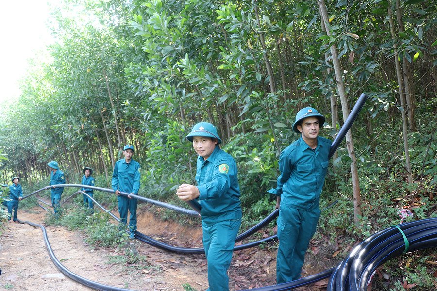Lực lượng dân quân các xã, phường trên địa bàn thị xã An Khê kéo ống dẫn nước về làng Pốt. Ảnh: N.M Lực lượng dân quân các xã, phường trên địa bàn thị xã An Khê kéo ống dẫn nước về làng Pốt. Ảnh: N.M