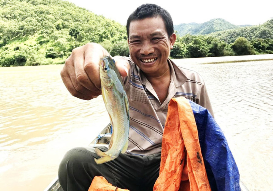 Ngư dân đánh bắt cá chốt trên sông Ba . Ảnh: Minh Nguyễn