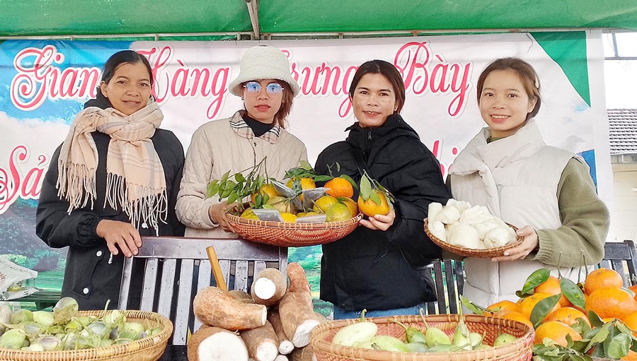 Người dân xã Sơn Lang (huyện Kbang) trưng bày, giới thiệu nông sản, trái cây tại Ngày hội xuân năm 2023. Ảnh: Ngọc Minh Người dân xã Sơn Lang (huyện Kbang) trưng bày, giới thiệu nông sản, trái cây tại Ngày hội xuân năm 2023. Ảnh: Ngọc Minh