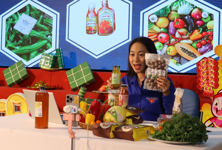 Chị Nguyễn Thị Tường Thảo - KOL kênh TikTok Món lạ Vườn nhà đã thu hút hơn 15.700 lượt tương tác trong phiên livestream của mình Chị Nguyễn Thị Tường Thảo - KOL kênh TikTok Món lạ Vườn nhà đã thu hút hơn 15.700 lượt tương tác trong phiên livestream của mình