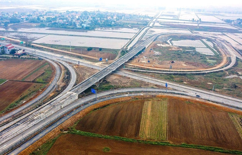 Yêu cầu các bộ, cơ quan trung ương và địa phương khẩn trương phân bổ chi tiết kế hoạch đầu tư vốn ngân sách nhà nước năm 2024 theo đúng quy định, không để tiếp tục chậm trễ. Ảnh: PV/Vietnam+
