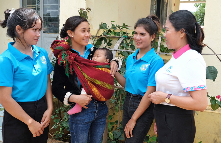 Chị Dêt (thứ 2 từ trái sang, làng Đê Ktu, xã Đê Ar, huyện Mang Yang) cho biết, Dự án 8 tác động tới nhận thức của phụ nữ dân tộc thiểu số về làm mẹ an toàn. Ảnh: M.C Chị Dêt (thứ 2 từ trái sang, làng Đê Ktu, xã Đê Ar, huyện Mang Yang) cho biết, Dự án 8 tác động tới nhận thức của phụ nữ dân tộc thiểu số về làm mẹ an toàn. Ảnh: M.C