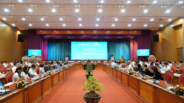 Nhiều doanh nhân và chuyên gia tham dự hội nghị xúc tiến thương mại.