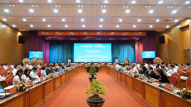 Nhiều doanh nhân và chuyên gia tham dự hội nghị xúc tiến thương mại.