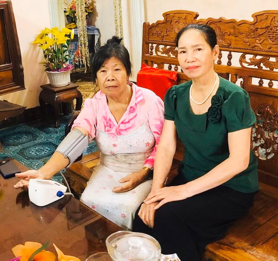 Bà Trần Thị Ánh (bìa phải)-Chủ nhiệm Câu lạc bộ Liên thế hệ tự giúp nhau tổ dân phố 1 (phường Yên Thế, TP. Pleiku) thăm hỏi bà Lê Thị Mão. Ảnh: Đ.Y