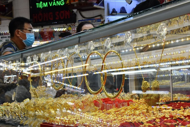 Lúc 6 giờ ngày 31-1, giá vàng thế giới giao dịch tại 2.037 USD/ounce