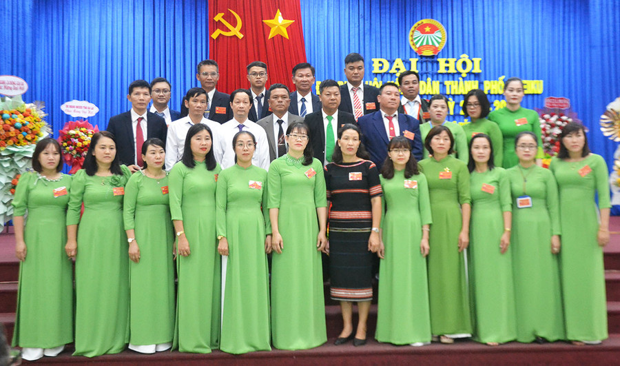 Ban Chấp hành Hội Nông dân TP. Pleiku, nhiệm kỳ mới ra mắt Đại hội. Ảnh: Hoàng Cư Ban Chấp hành Hội Nông dân TP. Pleiku, nhiệm kỳ mới ra mắt Đại hội. Ảnh: Hoàng Cư