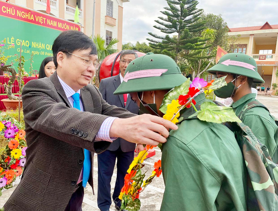 Ủy viên Ban Thường vụ Tỉnh ủy, Trưởng ban Tổ chức Tỉnh ủy Huỳnh Quang Thái tặng hoa, động viên các tân binh lên đường nhập ngũ tại huyện Kông Chro . Ảnh: Mộc Trà Ủy viên Ban Thường vụ Tỉnh ủy, Trưởng ban Tổ chức Tỉnh ủy Huỳnh Quang Thái tặng hoa, động viên các tân binh lên đường nhập ngũ tại huyện Kông Chro . Ảnh: Mộc Trà