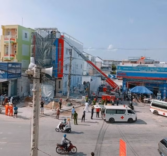 Lực lượng cứu hộ giải cứu 2 công nhân bị điện giật. Ảnh: CTV