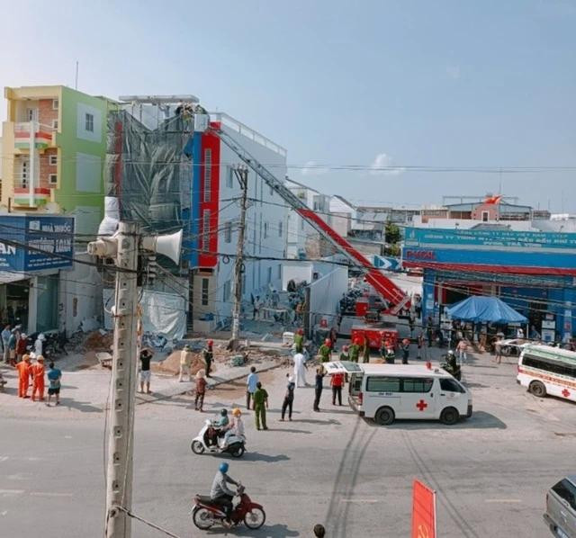 Lực lượng cứu hộ giải cứu 2 công nhân bị điện giật. Ảnh: CTV