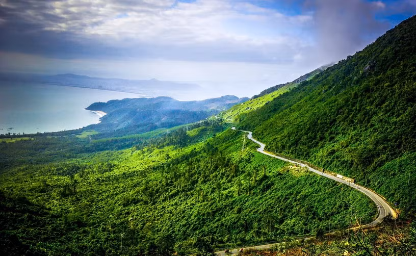 Cung đường trên đèo Hải Vân uốn lượn như những dải lụa vắt ngang sườn núi. (Ảnh: Văn Dũng/TTXVN)