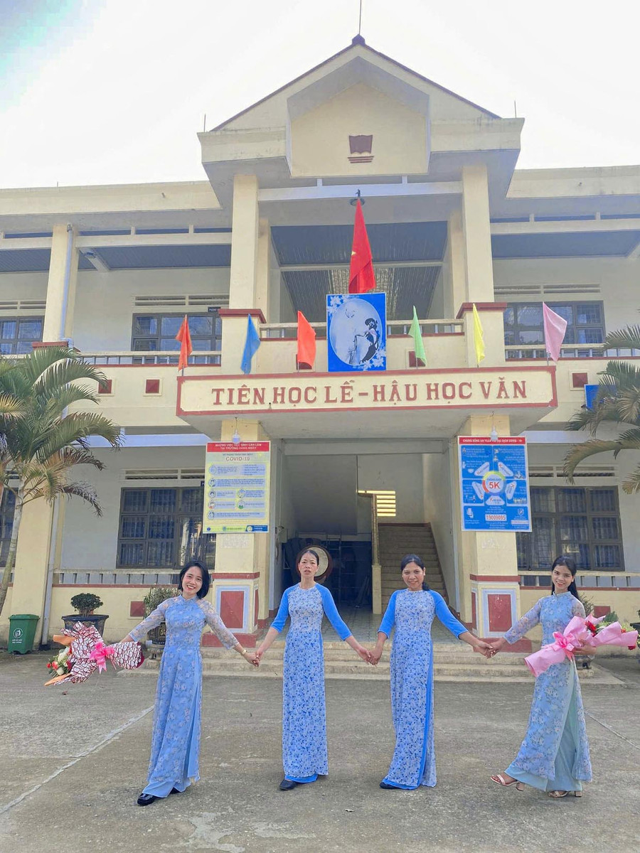 Cô Y Nết (bìa phải) và các đồng nghiệp. Ảnh: Phương Duyên Cô Y Nết (bìa phải) và các đồng nghiệp. Ảnh: Phương Duyên