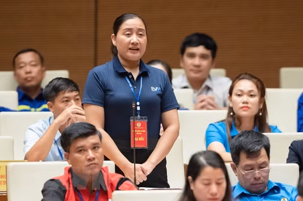 Chị Đào Thị Loan, công nhân Công ty trách nhiệm hữu hạn Công nghiệp Hài Mỹ, tỉnh Bình Dương phát biểu. (Ảnh: Doãn Tấn/TTXVN)