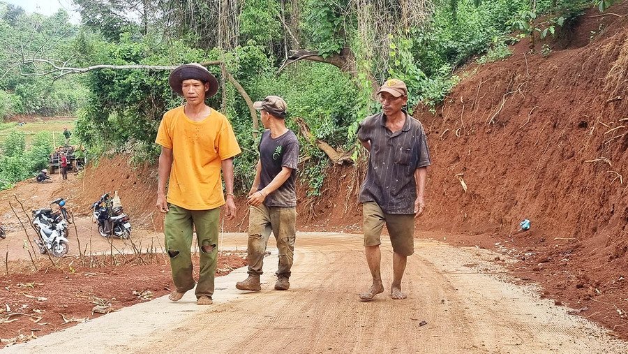 Người dân làng Tul Đoa rất phấn khởi khi con đường dẫn vào khu sản xuất và giọt nước được bê tông hóa. Ảnh: Hà Phương Người dân làng Tul Đoa rất phấn khởi khi con đường dẫn vào khu sản xuất và giọt nước được bê tông hóa. Ảnh: Hà Phương