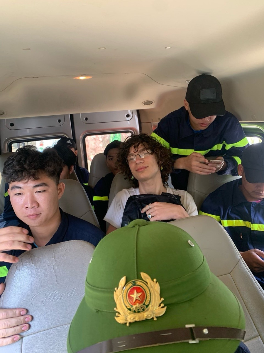 Lực lượng cứu hộ của tỉnh Lai Châu đưa anh Thomas về khách sạn tại thị xã Sa Pa (Lào Cai). Ảnh do Công an tỉnh Lai Châu cung cấp Lực lượng cứu hộ của tỉnh Lai Châu đưa anh Thomas về khách sạn tại thị xã Sa Pa (Lào Cai). Ảnh do Công an tỉnh Lai Châu cung cấp