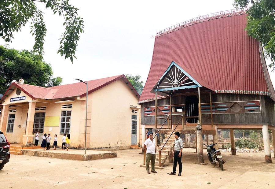 Nhà rông và nhà sinh hoạt cộng dồng làng Dăng (xã Ia O) được xây dựng khang trang. Ảnh: L.N