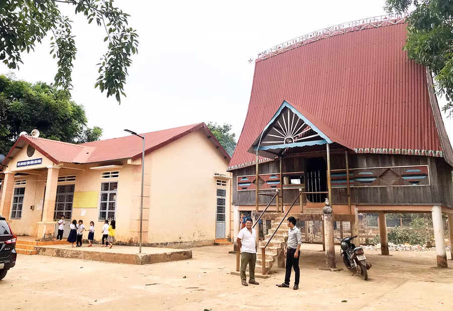 Nhà rông và nhà sinh hoạt cộng dồng làng Dăng (xã Ia O) được xây dựng khang trang. Ảnh: L.N