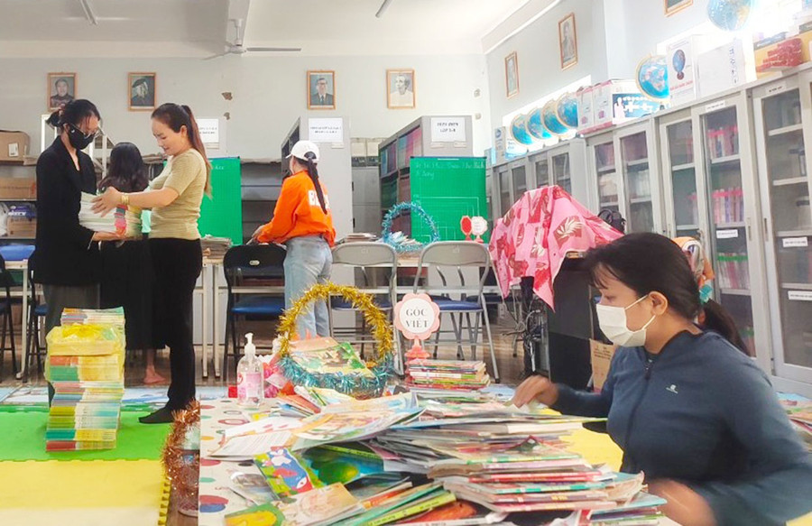 Giáo viên Trường Tiểu học Trần Phú (xã Song An, thị xã An Khê) sắp xếp sách vở, đồ dùng học tập chuẩn bị cho năm học 2024-2025. Ảnh: A.P Giáo viên Trường Tiểu học Trần Phú (xã Song An, thị xã An Khê) sắp xếp sách vở, đồ dùng học tập chuẩn bị cho năm học 2024-2025. Ảnh: A.P