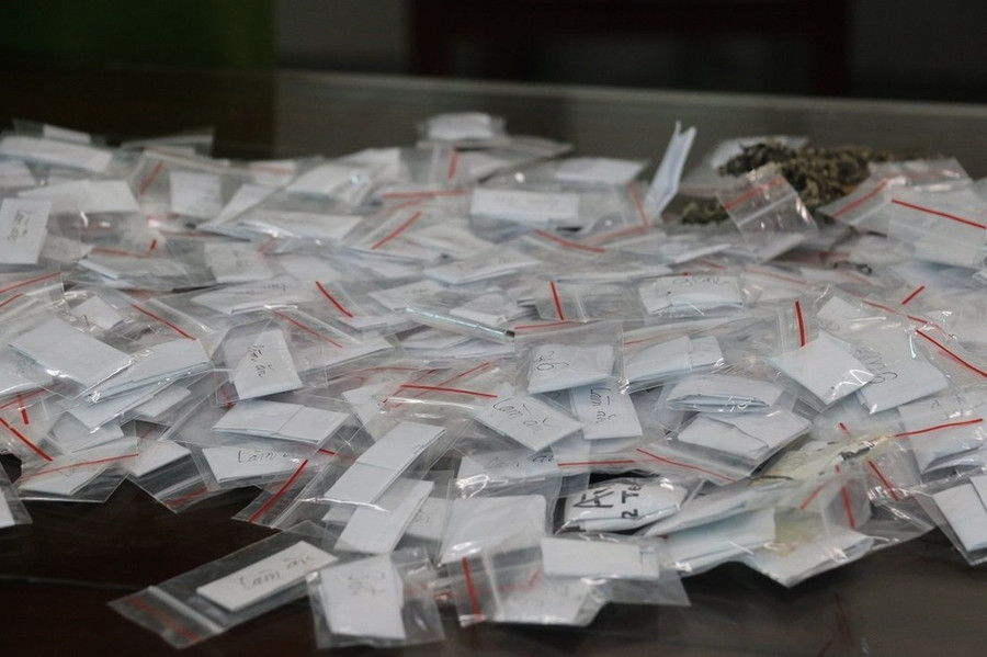 Các gói &quot;bùa ngải&quot; - tang vật vụ án