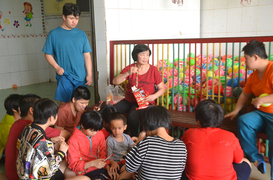 Bà Phạm Thị Hồng cùng các cháu trong Mái ấm 57 Trần Nhật Duật, phường Ia Kring, TP. Pleiku. Ảnh: H.C