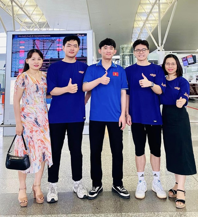 Bảo Quân (giữa), nam sinh học giỏi nhưng vô cùng khiêm tốn. Ảnh: NVCC