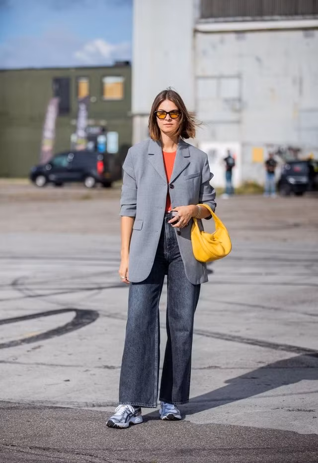 Đối với diện mạo này, vẫn phù hợp với quần jeans ống loe tạo phom dáng, kết hợp với một chiếc áo thun sáng màu. Ảnh @cphfw