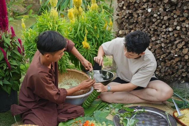 Với anh Duy (áo nâu) việc làm nông tuy vất vả nhưng đổi lại đầu óc thoải mái, vui vẻ. Ảnh: NVCC