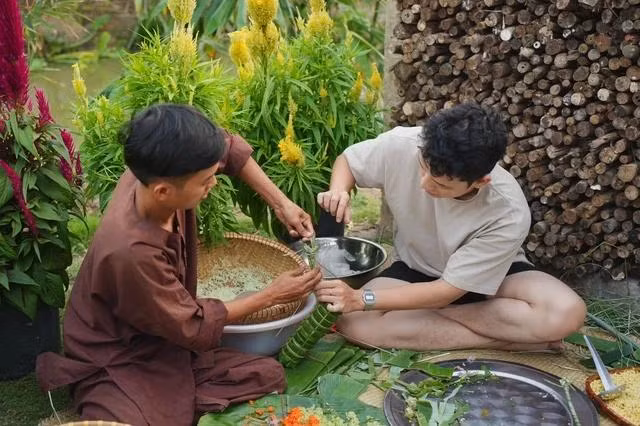 Với anh Duy (áo nâu) việc làm nông tuy vất vả nhưng đổi lại đầu óc thoải mái, vui vẻ. Ảnh: NVCC