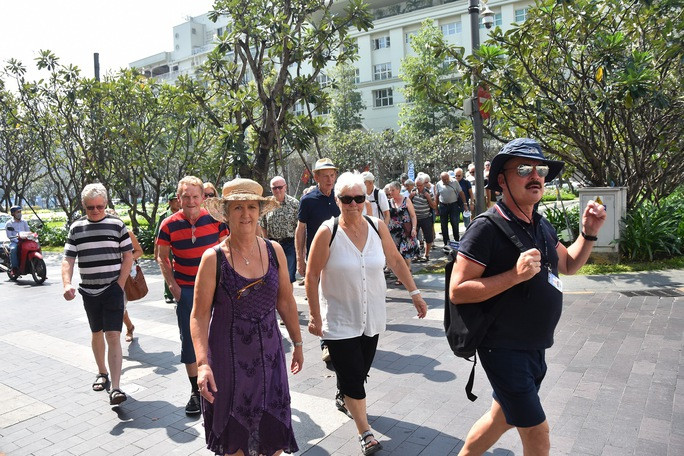 Mở rộng đường đón khách EU - Ảnh 1. Việc mở rộng chính sách miễn thị thực sẽ giúp Việt Nam thu hút khách du lịch nước ngoài nhiều hơn