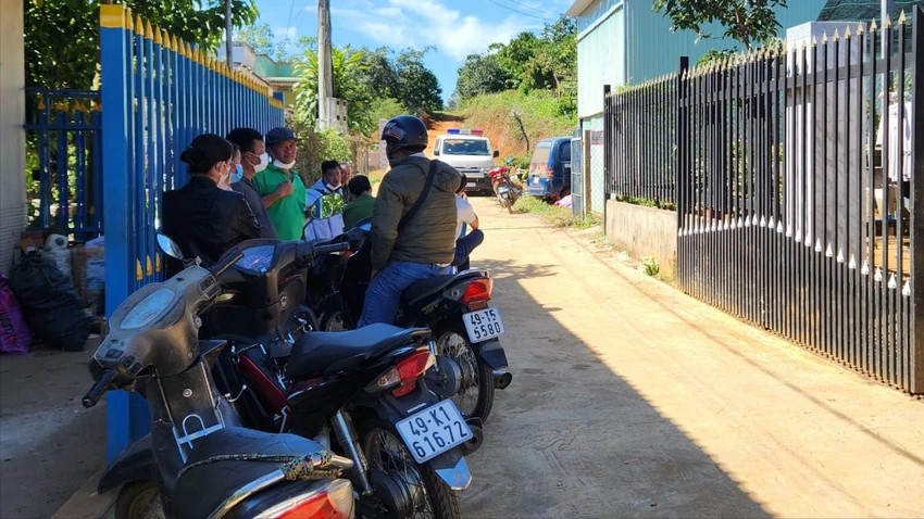 Người dân ngỡ ngàng khi hay tin đứa trẻ 15 tuổi giết cha rồi đốt xác phi tang. Ảnh: VT Người dân ngỡ ngàng khi hay tin đứa trẻ 15 tuổi giết cha rồi đốt xác phi tang. Ảnh: VT