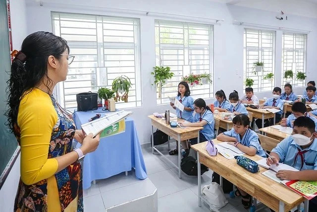 Công chức, viên chức vui mừng khi lương cơ sở tăng từ ngày 1.7. Ảnh NHẬT THỊNH