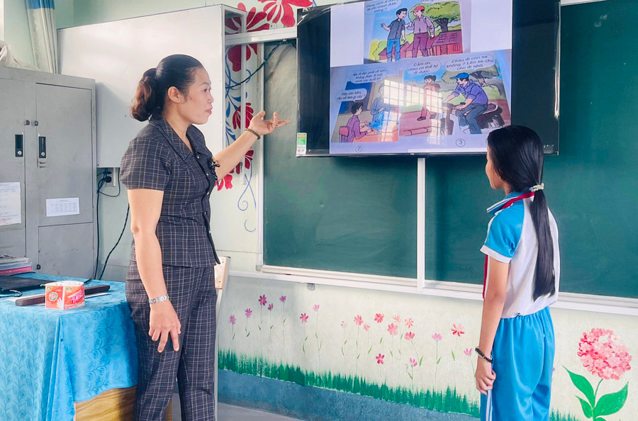 Giáo viên và học sinh lớp 5.3 (Trường Tiểu học Chu Văn An, thị trấn Phú Thiện) tương tác trên màn hình ti vi trong một giờ học. Ảnh: V.C