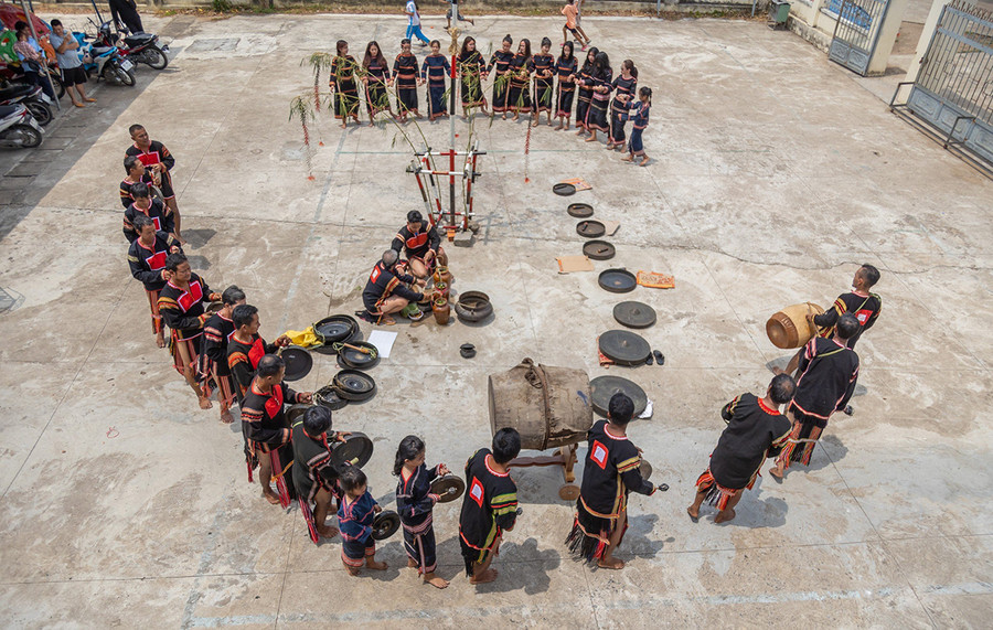 Câu lạc bộ Cồng chiêng buôn Ama Djơng tổ chức lễ cúng bộ chiêng mới (ảnh đơn vị cung cấp).