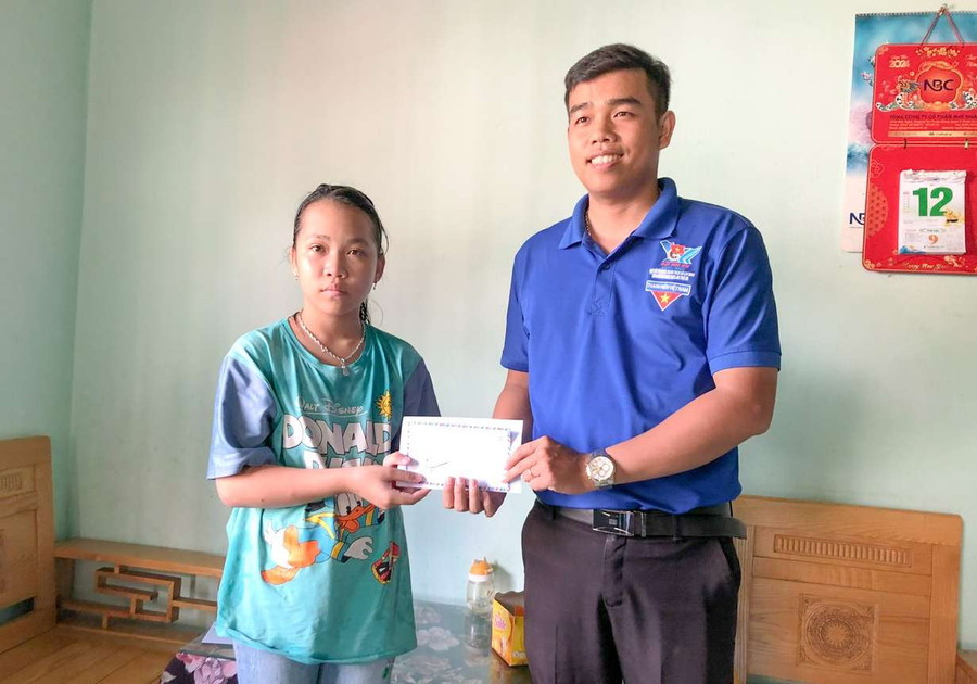 Đoàn phường Nguyễn Trãi thăm hỏi, động viên và trao quà cho em Nguyễn Ngọc Gia Hân. Ảnh: Y.Đ Đoàn phường Nguyễn Trãi thăm hỏi, động viên và trao quà cho em Nguyễn Ngọc Gia Hân. Ảnh: Y.Đ