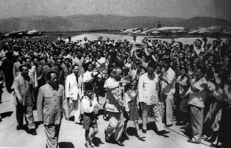 Nhân dân Trung Quốc chào mừng đoàn đại biểu Chính phủ Việt Nam, do Chủ tịch Hồ Chí Minh dẫn đầu, thăm hữu nghị Trung Quốc, tháng 6/1955. (Ảnh: Tư liệu) Nhân dân Trung Quốc chào mừng đoàn đại biểu Chính phủ Việt Nam, do Chủ tịch Hồ Chí Minh dẫn đầu, thăm hữu nghị Trung Quốc, tháng 6/1955. (Ảnh: Tư liệu)